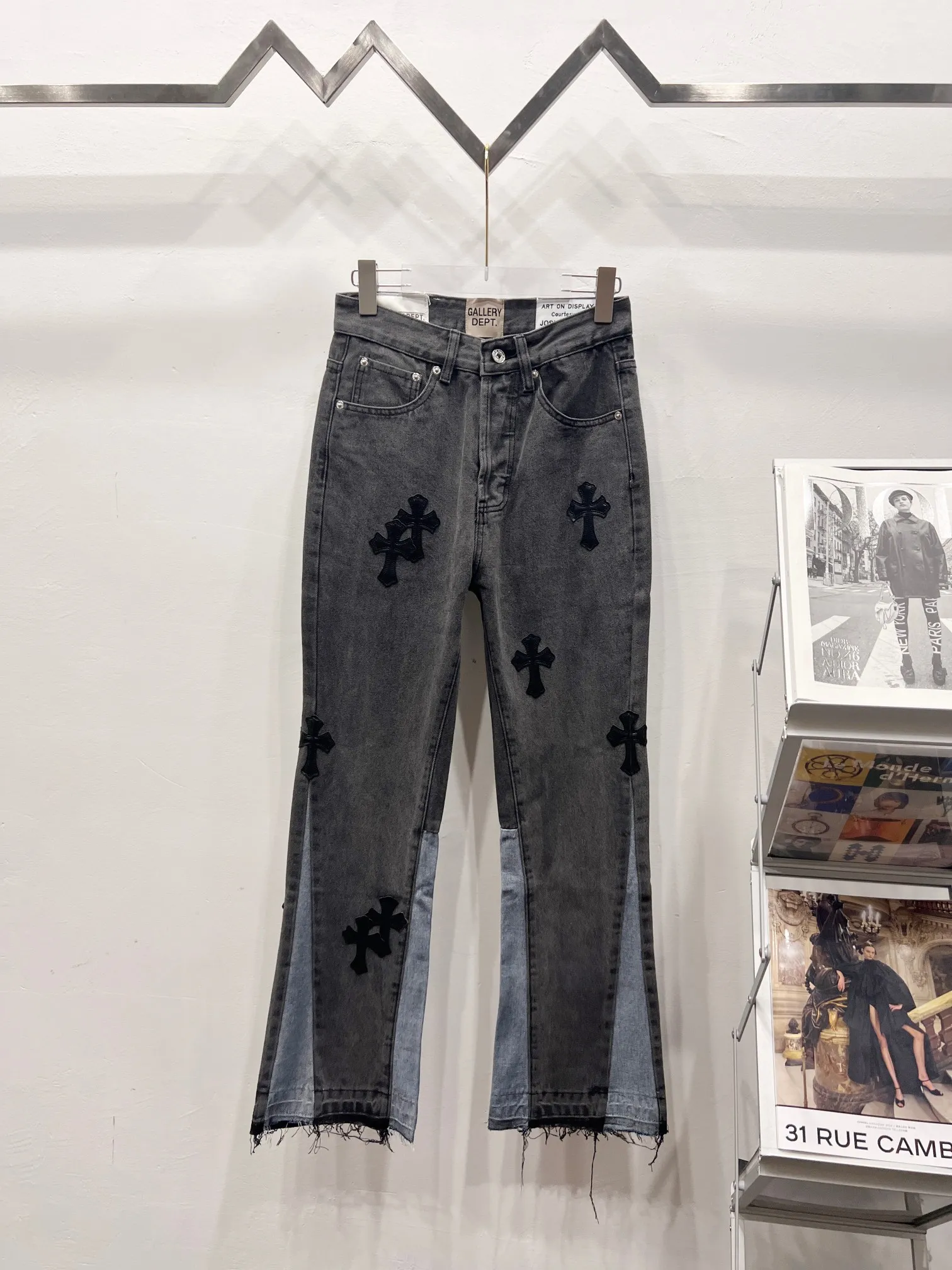 P260 Style number: (A002) GALLERY DEPT. Co-branded 2025 new black cross-leather splicing couple's style loose washed flared jeans 🔥High version🔥High version🔥 Top ceiling quality Styles with different washed textures are very friendly to people with thin legs and thick legs. The slightly flared version is very flattering. Moderate length that never goes out of style, easy to match with casually, basic styling for various styles, a must-have in the wardrobe! The fabric is stiff but also makes the upper body soft without losing texture. The washing process is even more perfect. It is a must-have item for everyone! ! ! Washed wheat, tag, pants label, three complete labels Color: washed black, washed blue Size: 28, 30, 32, 34 (four sizes)